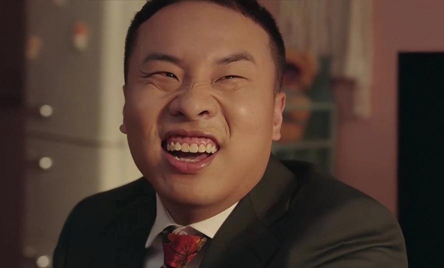 徐志胜一出场，《四喜》瞬间更欢乐了！
他饰演沈明珠闺蜜大倪的相亲对象，家中有六套