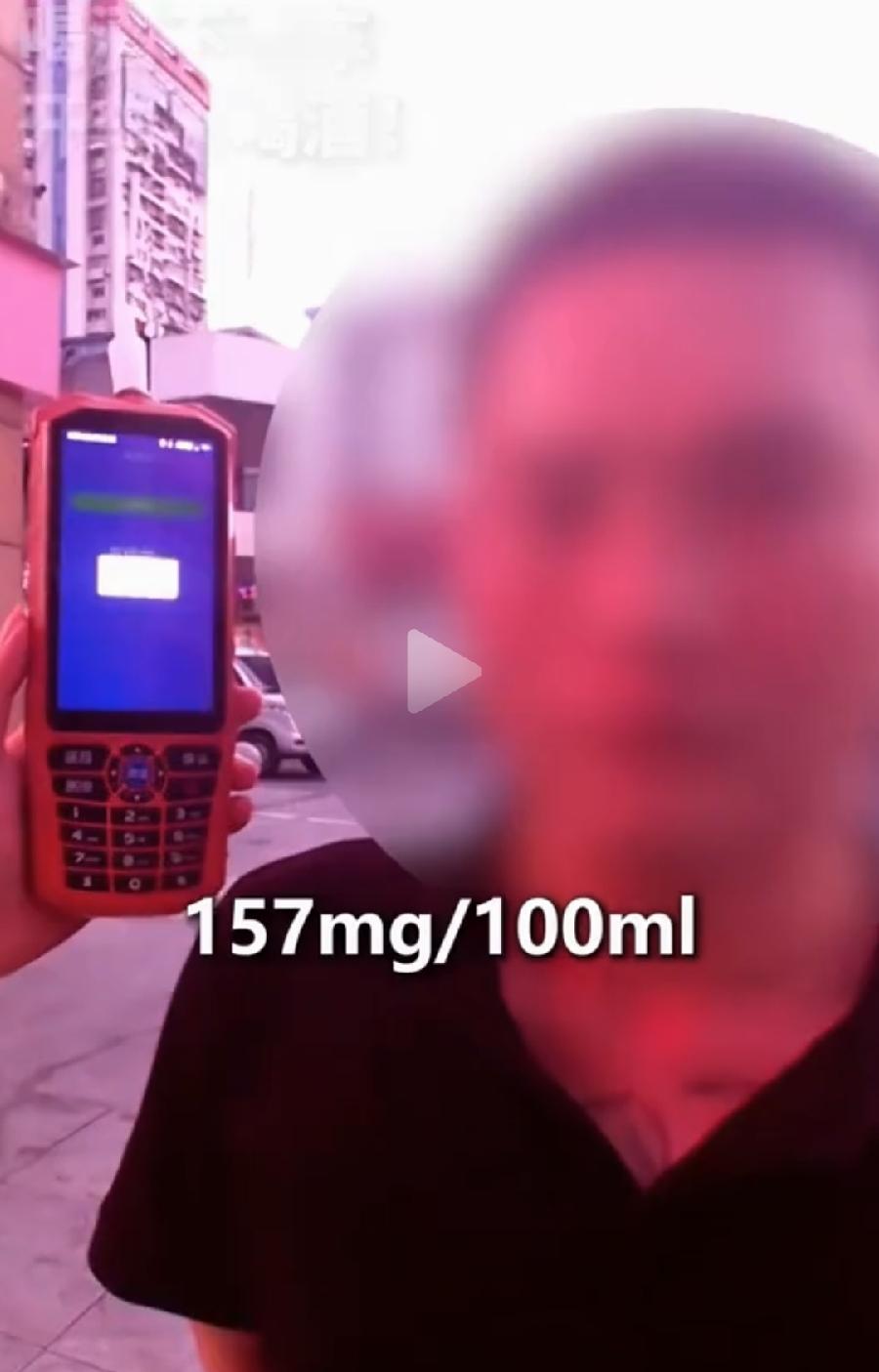 宜昌男子酒驾事故后主动报警自首。
赵某，目测30岁左右，左胳膊一条花臂，凌晨5点