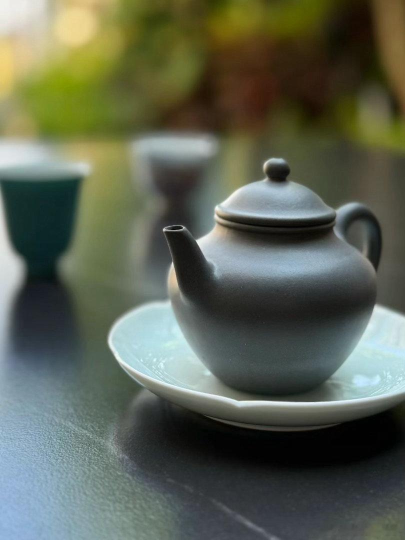 老茶帮的全面市场营销是从前年开始的，以短视频为主，短视频面向大众消费市场，老茶一