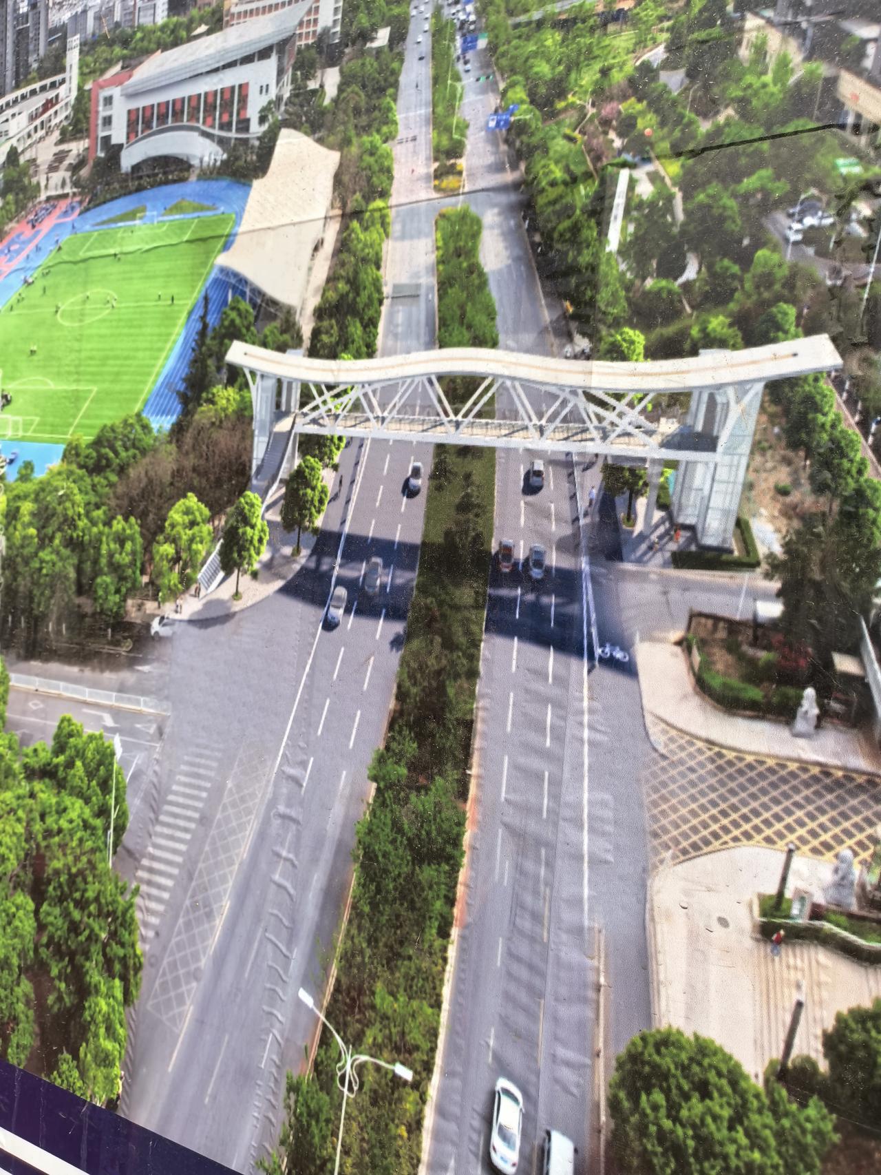 龙泉路上昆八中门口即将新建一座人行天桥，与对面的万科中天北宸小区连接。
在龙泉路