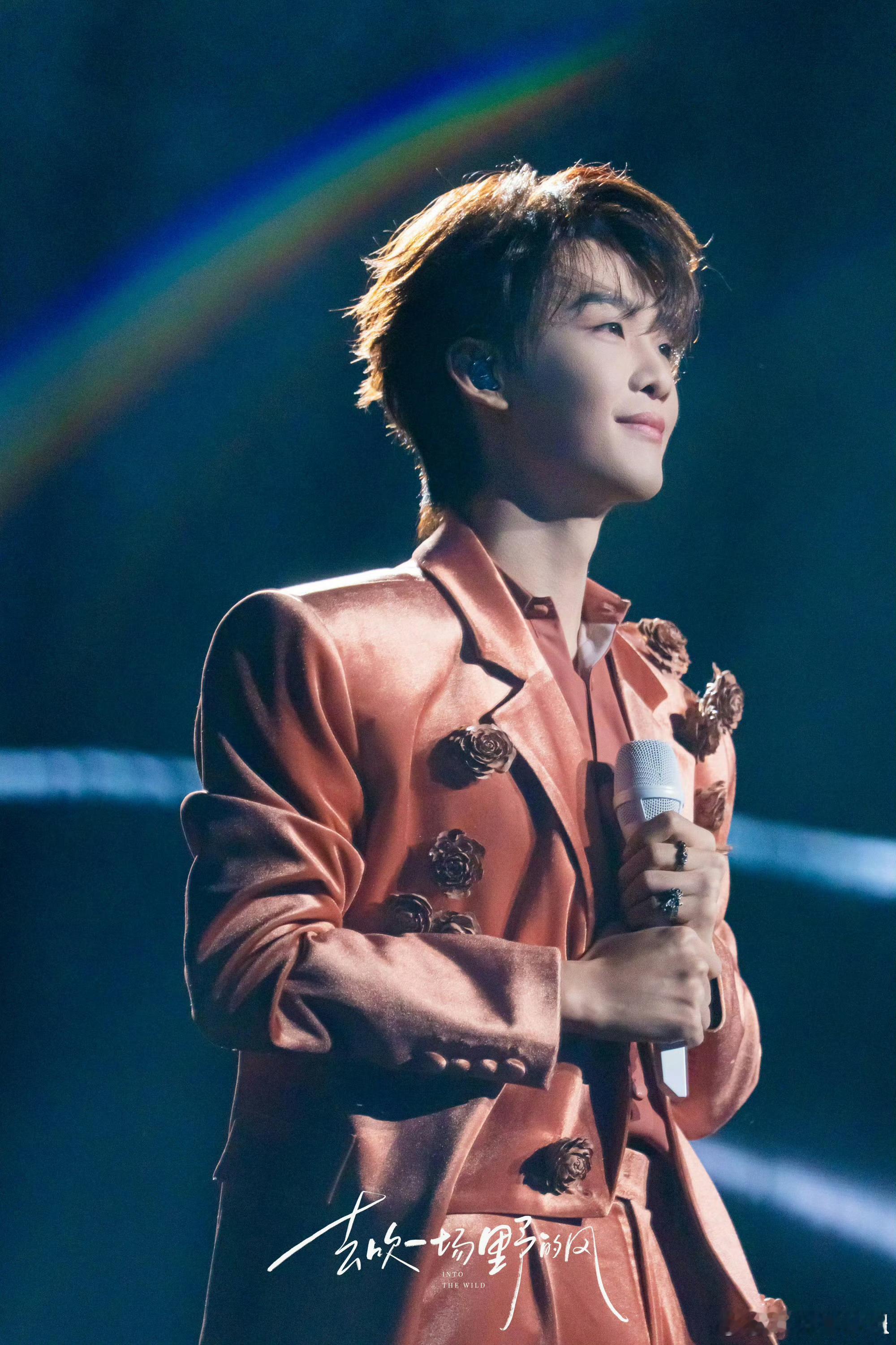 还以为王赫野穿婚纱唱歌 王赫野舞台造型创意满分！乍一看真像穿了婚纱，视觉效果拉满