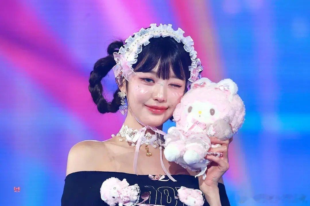 感觉张云英的妆容每一次都挺水光肌的，看上去都不怎么干净的感觉 ​​​