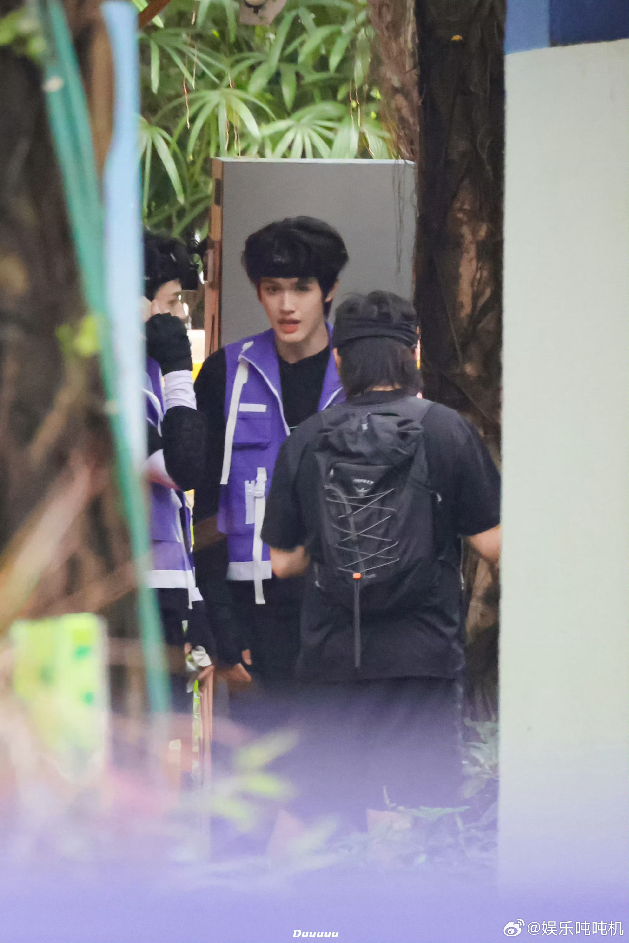 张极直播 看张极直播听他弹吉他的时候，感觉整个世界都安静下来了，他被弹幕逗笑倒在