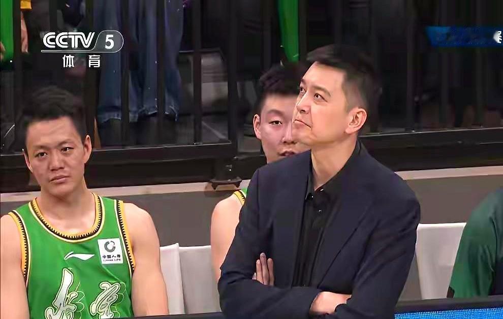 最了解你的人，往往最知道刀子该往哪捅。

辽宁男篮前主帅杨鸣，现在是解说嘉宾。他