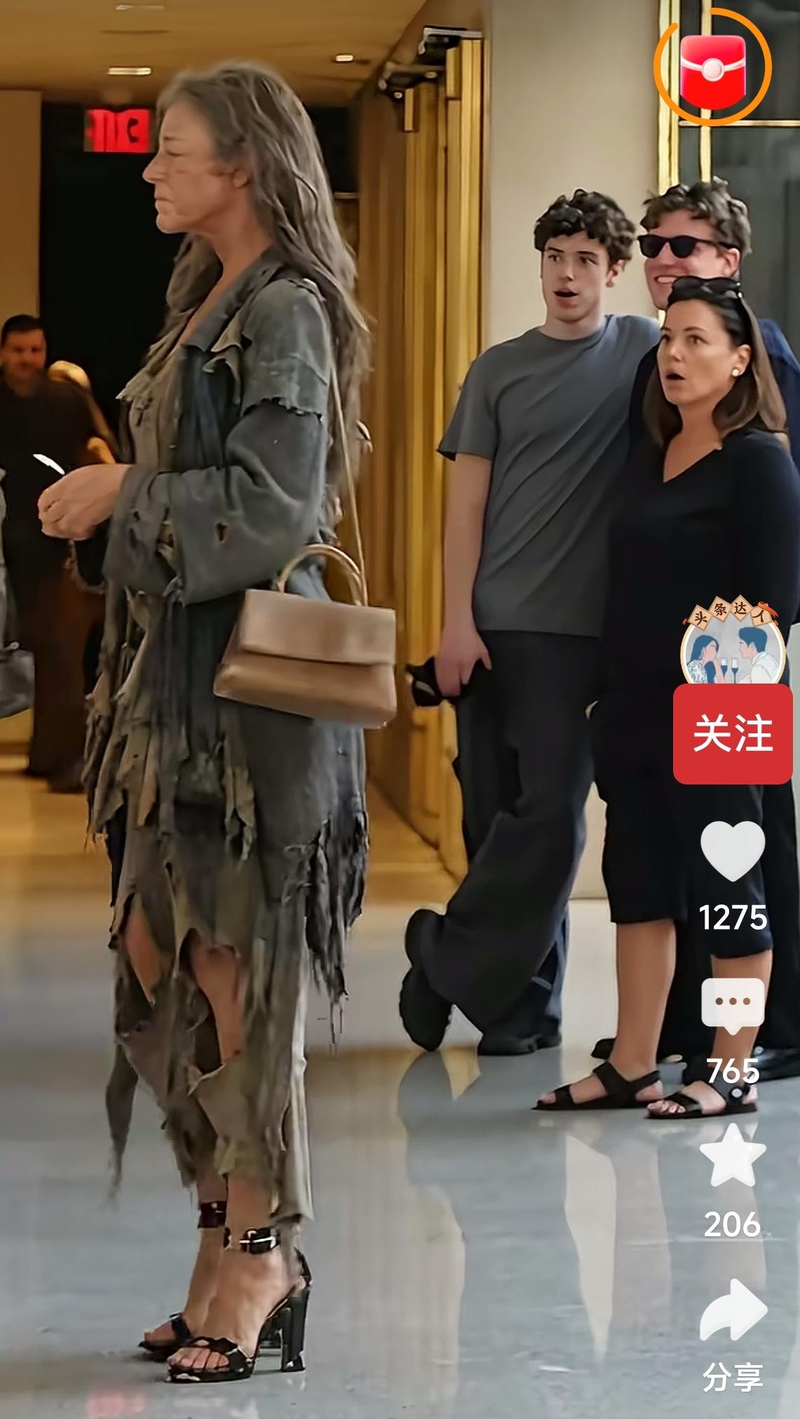 坐拥亿万家财，行事却像丐帮首领，一身褴褛衣衫反倒气场全开，有钱人的审美着实让普通
