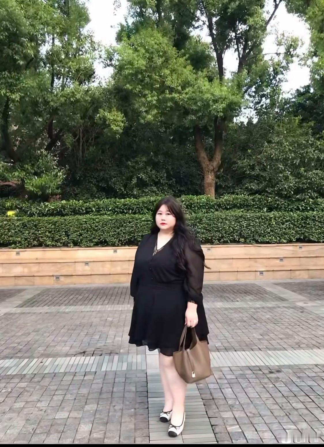 一定要身材好吗？胃口好不行吗？

虽然胖是真的，漂亮也是真的[大笑]

一胖毁所