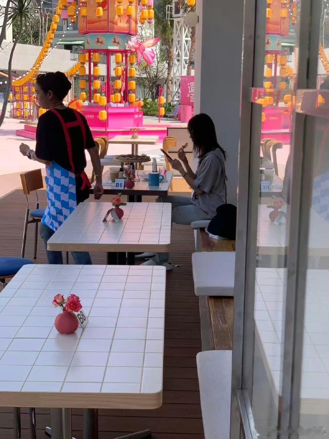 吴谨言洪尧海南度假两位真夫妻来着 