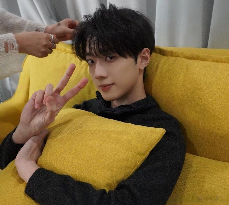 赖冠霖的人生15岁练习六个月在海外当爱豆爆了回国后演偶像剧火了，当导演又拿了奖现