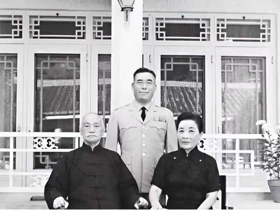 【老照片】六十年代末，校長夫婦與侍衛長郝伯村的合影，郝在二人身後站得筆直，臉上掛