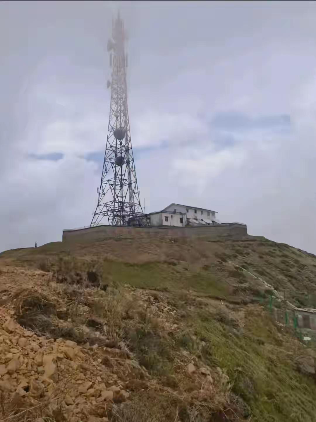 方圆10公里无人居住在海拔三千多米的山顶坚守，用孤独守护万家灯火，这些基层工作者