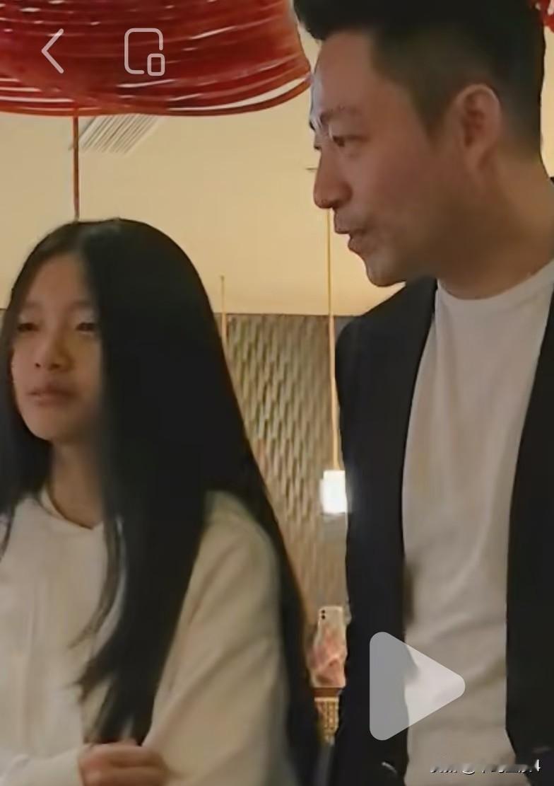 可拉倒吧，汪小菲家孩子怎么不能晒了，很明显，玥儿现在胆大很多，不像以前那样唯唯诺