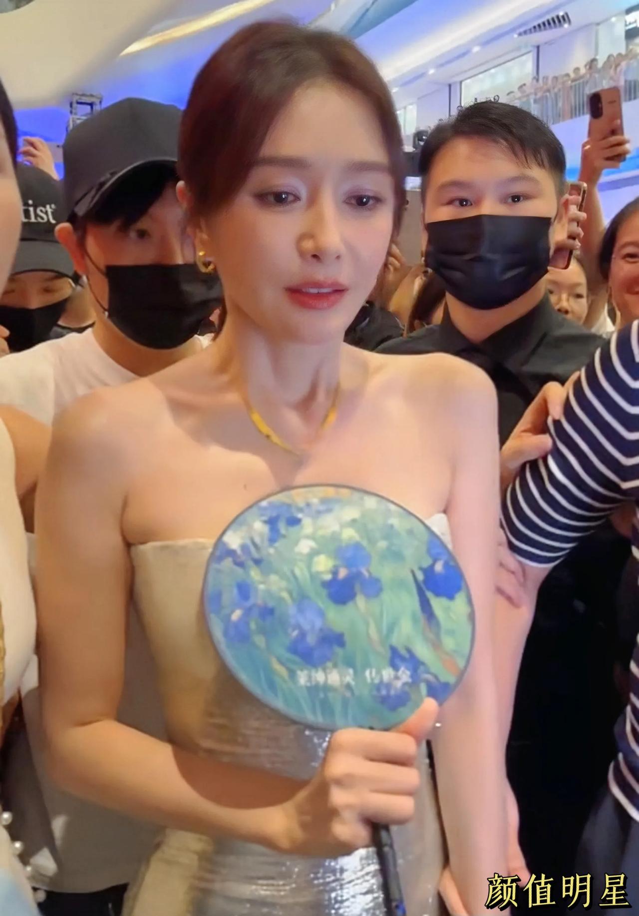 秦岚遭遇尴尬场面，被挤得瑟瑟发抖

近日，著名演员秦岚出席某大型活动，现场人气高