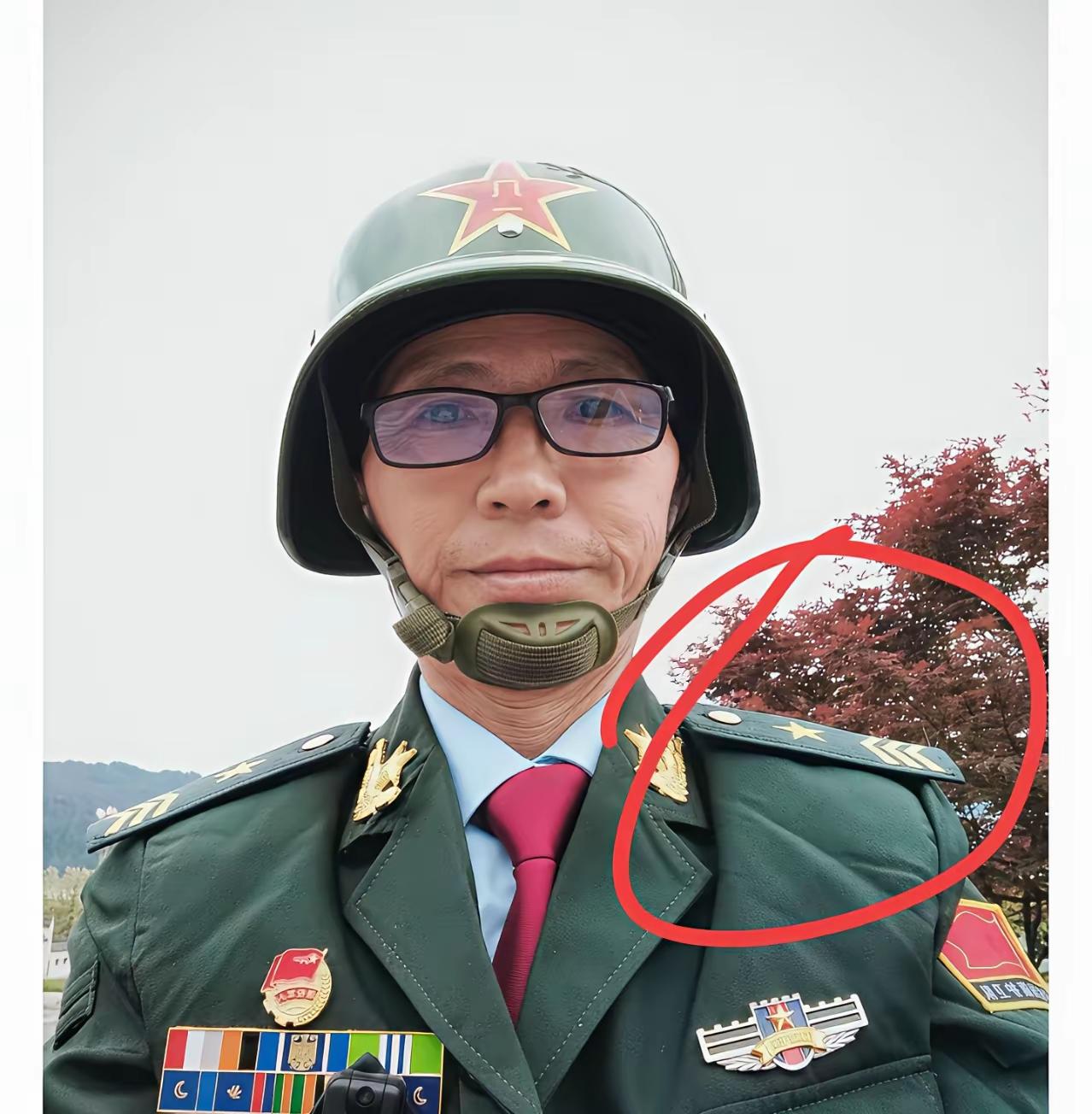 有没有当过兵的朋友能解答下，这到底是哪个年代的军装？

单从这件服装的面料和制作