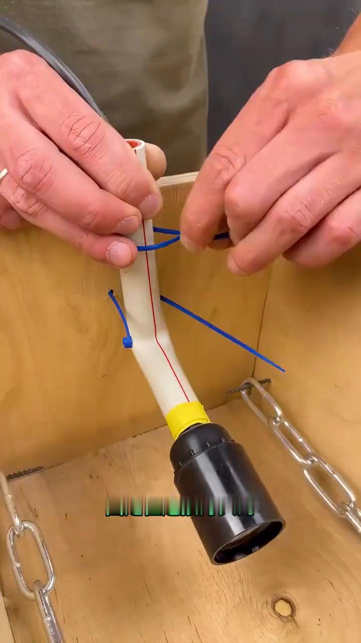 令人吃惊的制作工艺。
真是太牛了！
·往木盒摆放两条铁链，再穿过螺丝钉，将铁链挂