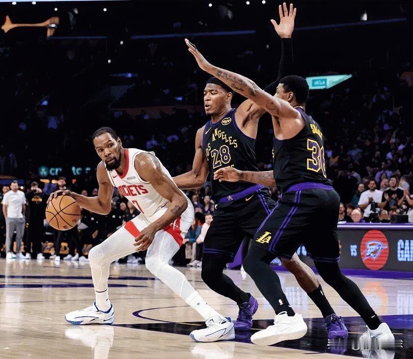 杜兰特真是太难了！在过去3场对阵湖人的比赛中KD共遭遇了61次包夹，送出20个失