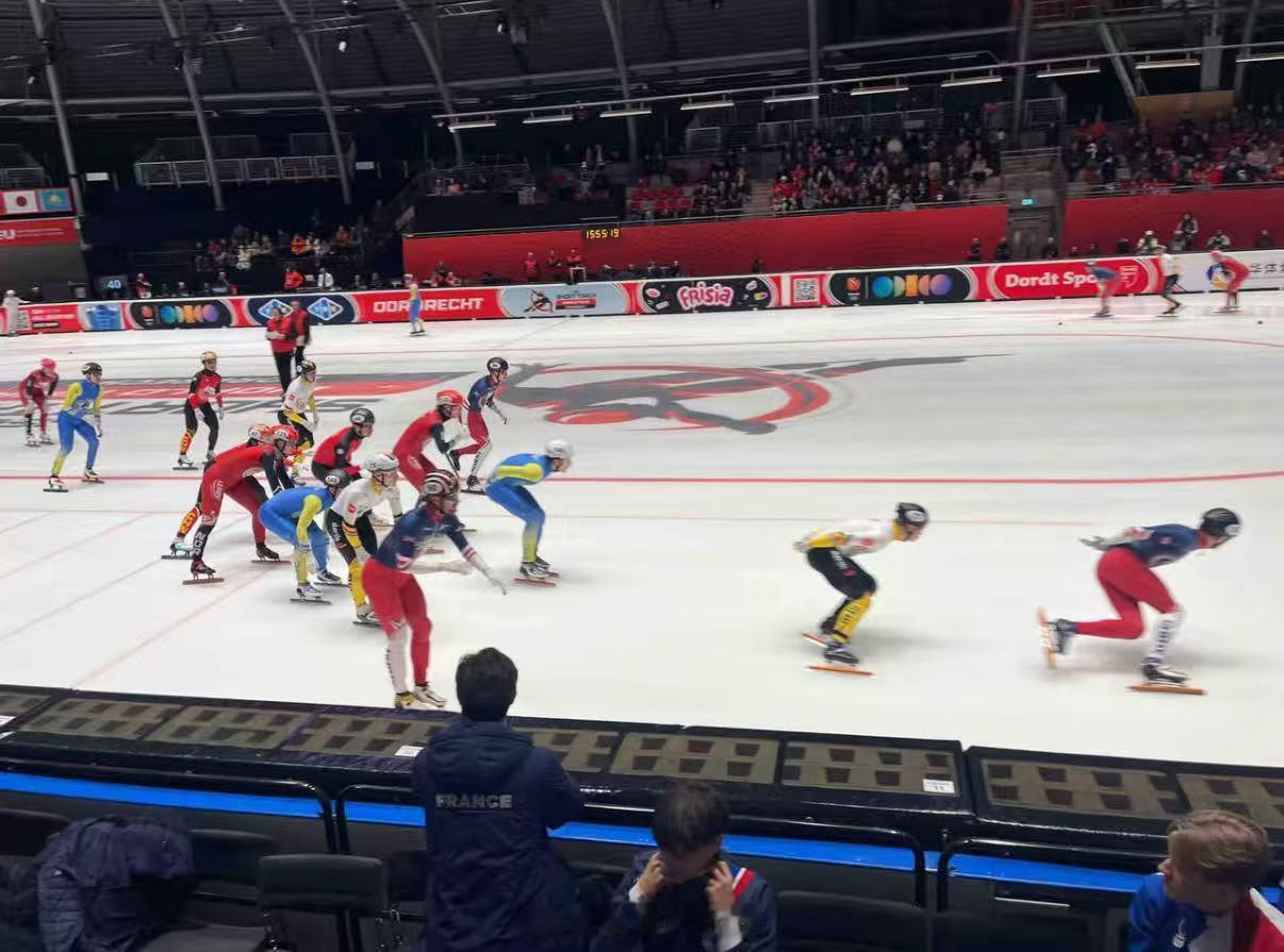 中国队5000米接力小组第一晋级短道速滑世巡赛多德雷赫特站，四人零失误默契配合，