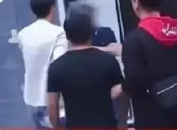 男子付了十四万，把二手轿车开回家，洗车时发现后备箱锁扣不对劲，撬开后见夹层里塞着