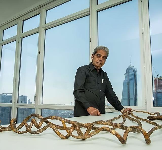 印度大爷将指甲留了66年，捐给博物馆后，他的手指发生了大变化
1952年，那会儿