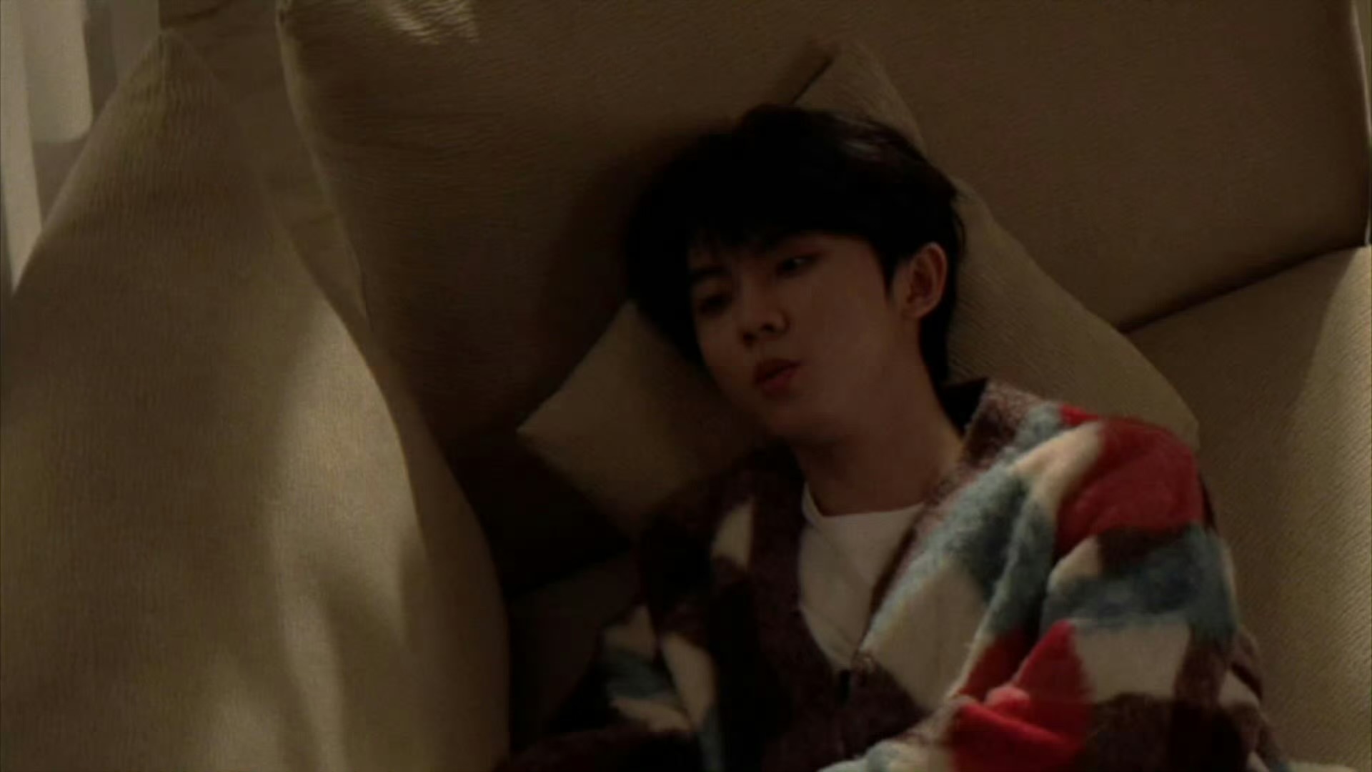 嘘，捕获一只窝在沙发里的限定小马。📸灯光和侧颜都刚好，是想要私藏起来的居家温柔