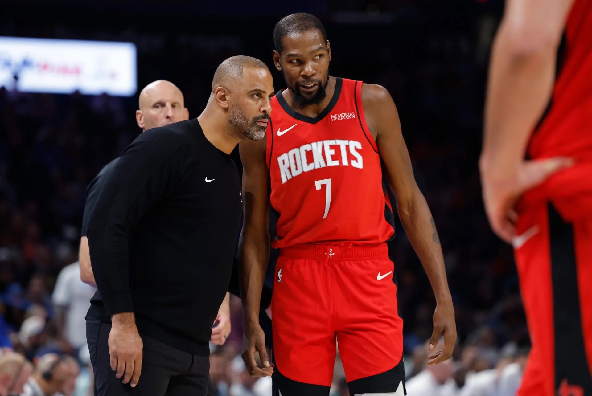 今天输球之后乌度卡继续强调防守和对手打得更强硬。被问到攻联防，他说：“我们这赛季