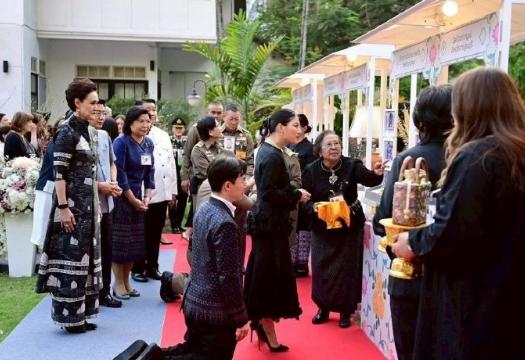 泰国公主出行，跪迎？泰国王室成员的地位真高。
镇宅的感情生活颇为不顺利，至今还没