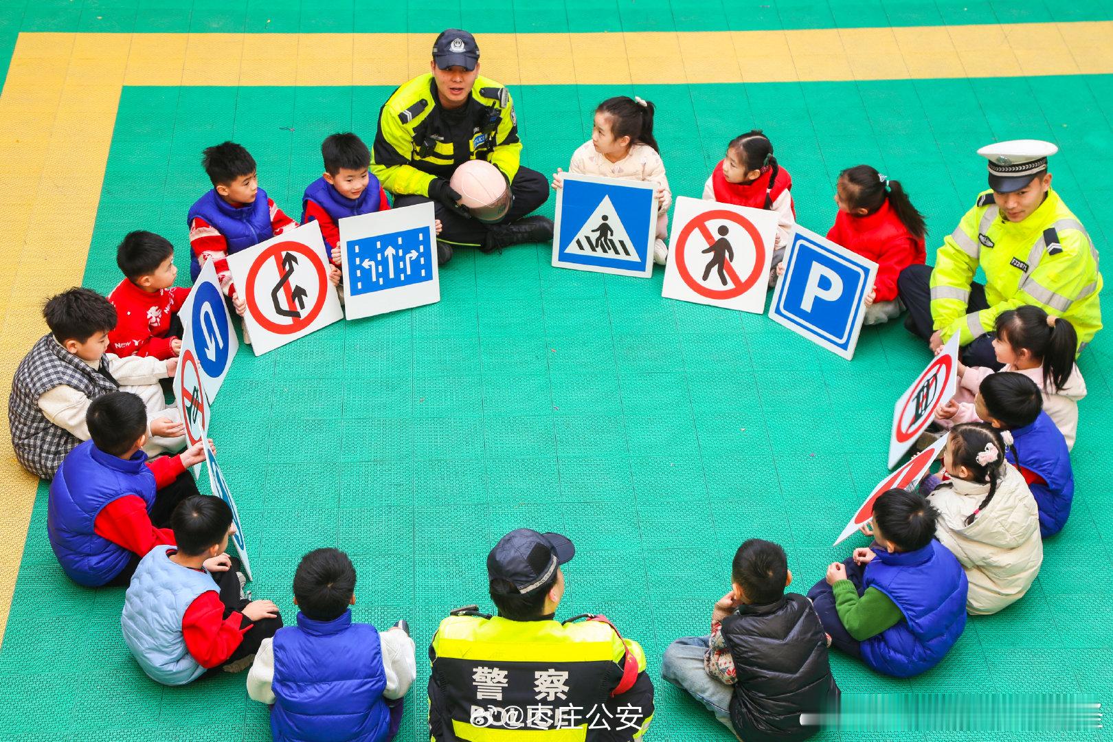 月亮警官普法说 早安，行车安全要谨记：抢一秒可能酿成事故，让一步收获稳稳的幸福。