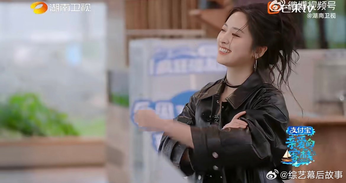 沈月穿精致服装享快递人生 沈月客栈开局就是搬快递副本，全妆加持依旧咬牙坚持，能干