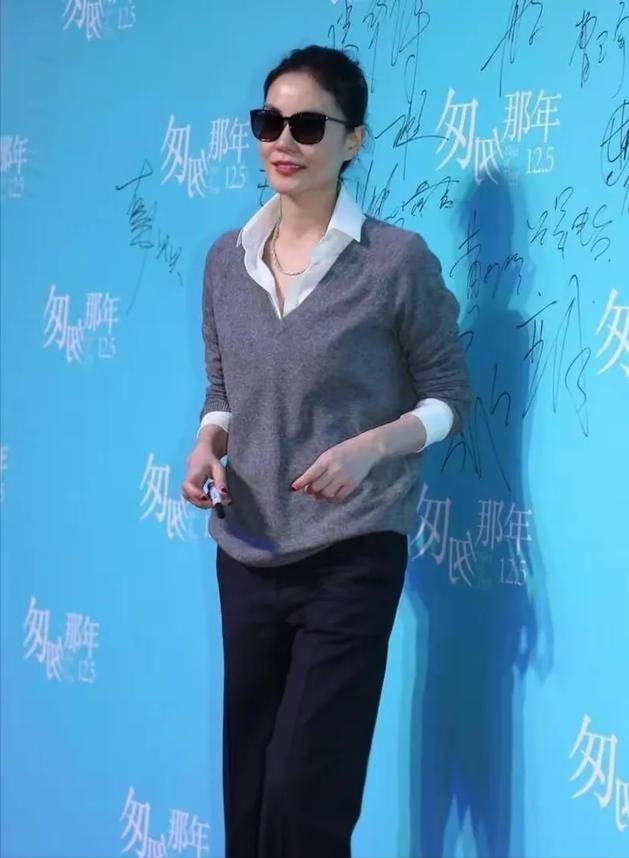 王菲穿件灰毛衣。
我愣是看了好几遍。
别人去首映礼个个高定加身，她就这么松弛地去