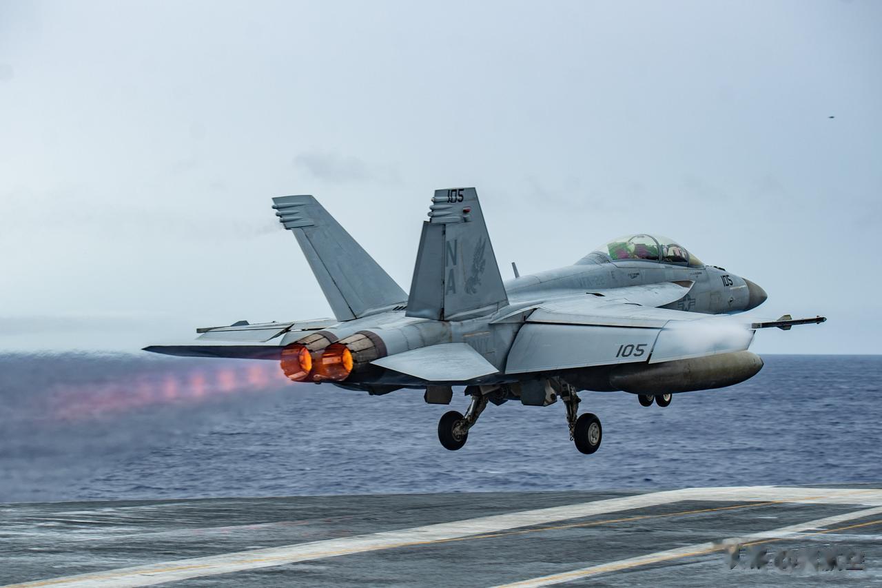 美国海军22战斗攻击机中队的F/A-18F和139电子攻击中队的E/A-18G从
