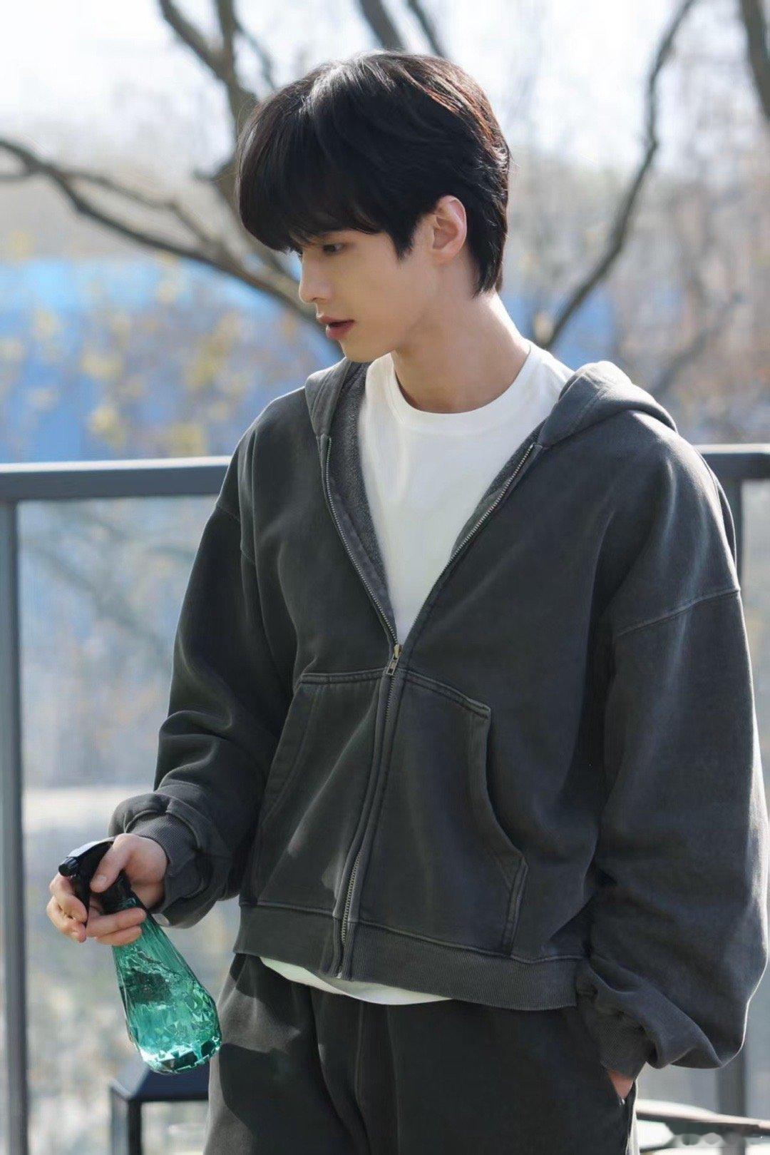 何与 单眼皮183长大衣韩剧味溢出了 懂了，何与就是“单眼皮+长大衣=韩剧氛围感