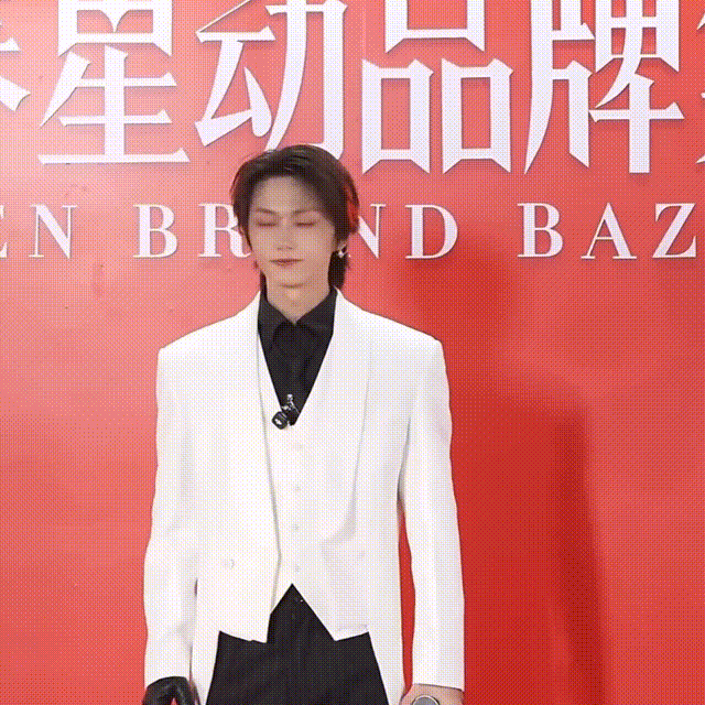 文俊辉红毯插兜没找到口袋服装师可能没想到这个设计会影响造型动作。但正是这种小意外