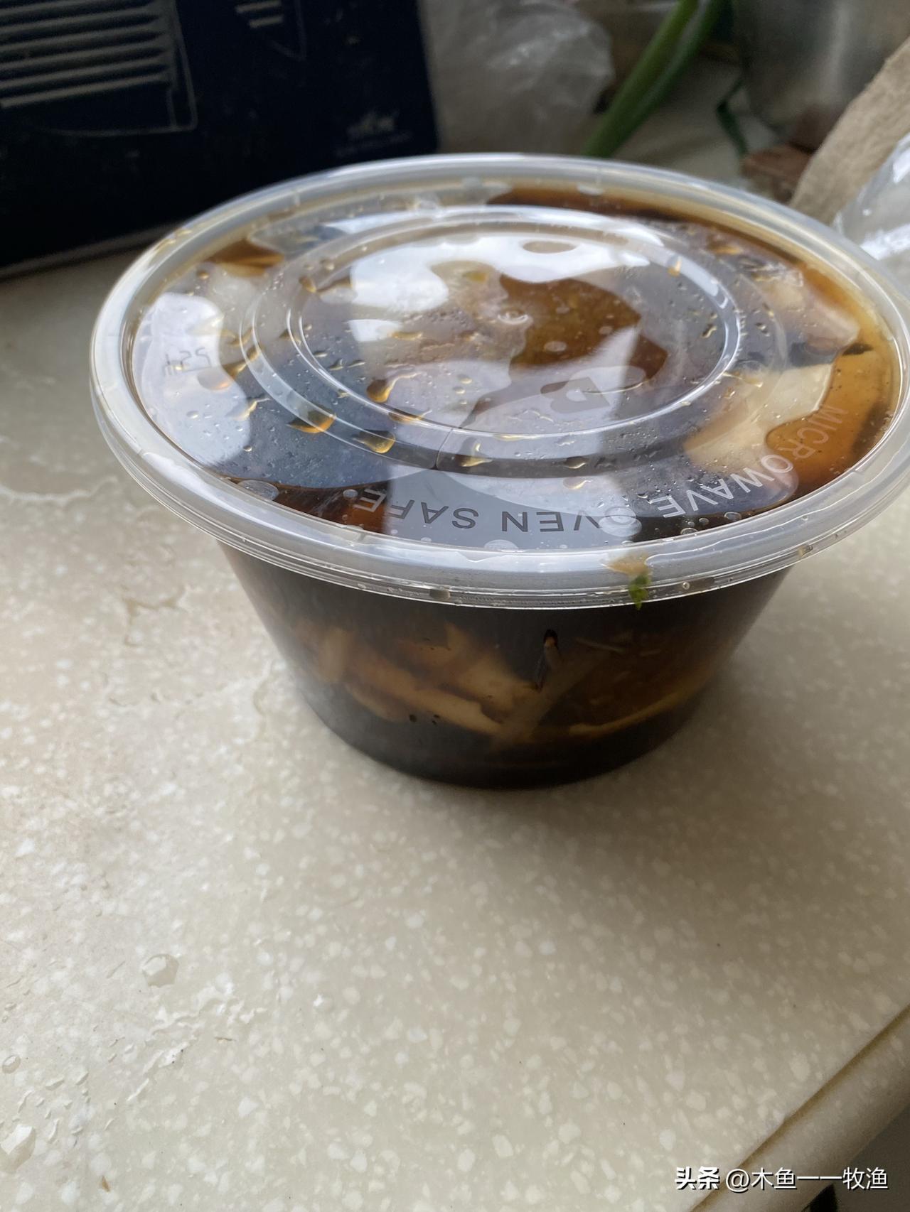 猜一下，这盒容量一斤左右的豆腐脑多少钱？
    今天路过市场道边的早餐店，我老