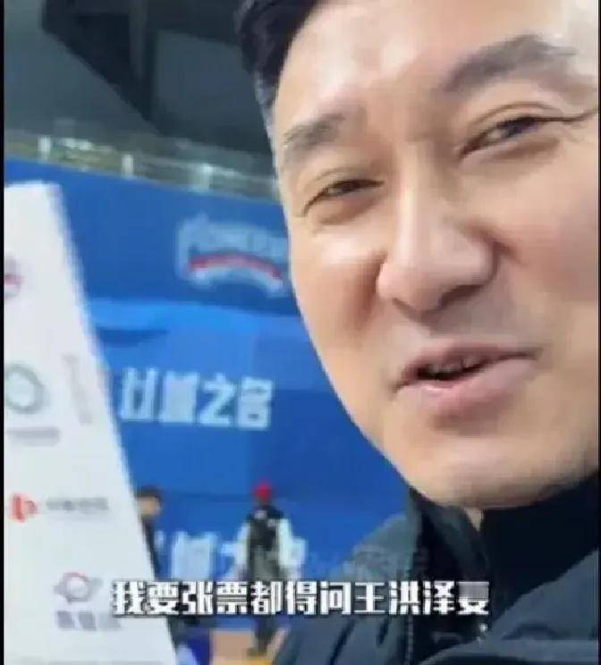 王洪泽第一次回家打CBA
 
天津球馆，张建军攥着门票的手一直在抖。票是杜锋托人