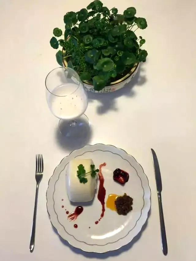 有人问：为啥中餐发展不出西餐那种仪式感？

这份小布尔乔亚的高尚晚餐，够不够仪式