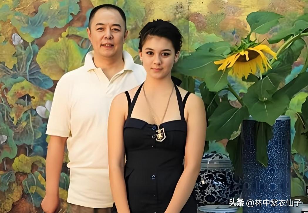 左边是张铁林，英国籍华人，1957年出生，身高178cm。
右边是张铁林女儿张月