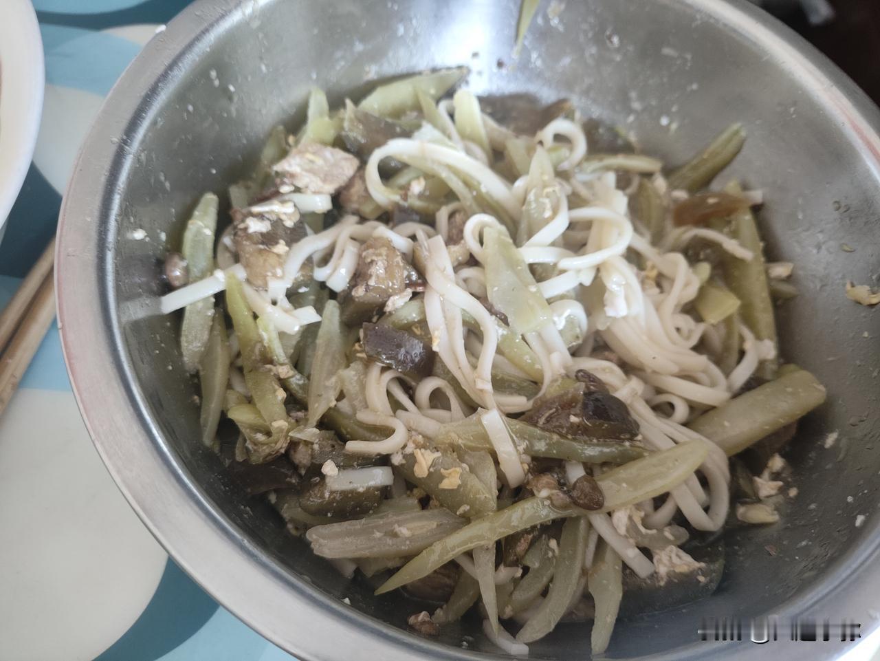 我的今日状态：🥲强颜欢笑
我这里的天气：🌤️多云
    大连二伏面大赏：一