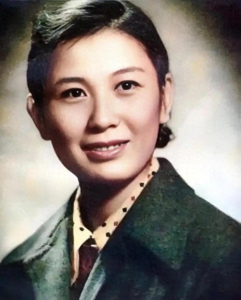 她是舞台上光芒万丈的“七仙女”，15岁遭软禁、未婚先孕被抛弃、恩人娶她养娃，她却