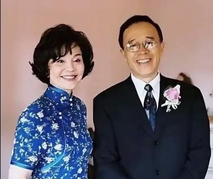 谁能想到，一段靠“约法三章”起头的婚姻，居然硬生生甜了60年？18岁情窦初开，2