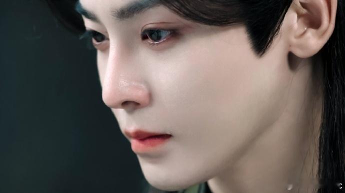 侯明昊好帅救命！侯明昊的妖君造型真的太顶了，那张帅脸配上凌厉的气场，我能盯着看一