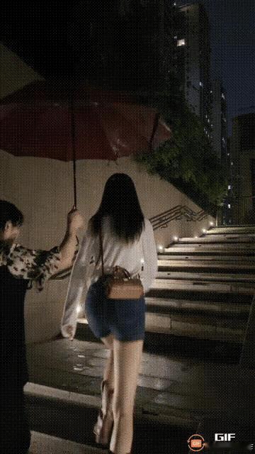 图一：这孩子，怎么走着走着就跳了起来？
图二：我在想，这些小家伙会不会也有毒啊？