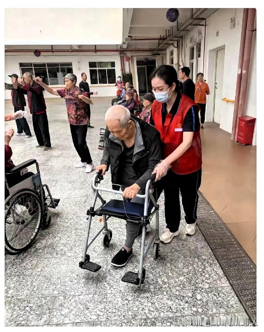 72岁退休小学教师在养老院遭女护工连扇6个巴掌，老人没喊没闹，只是颤着手拨通了3