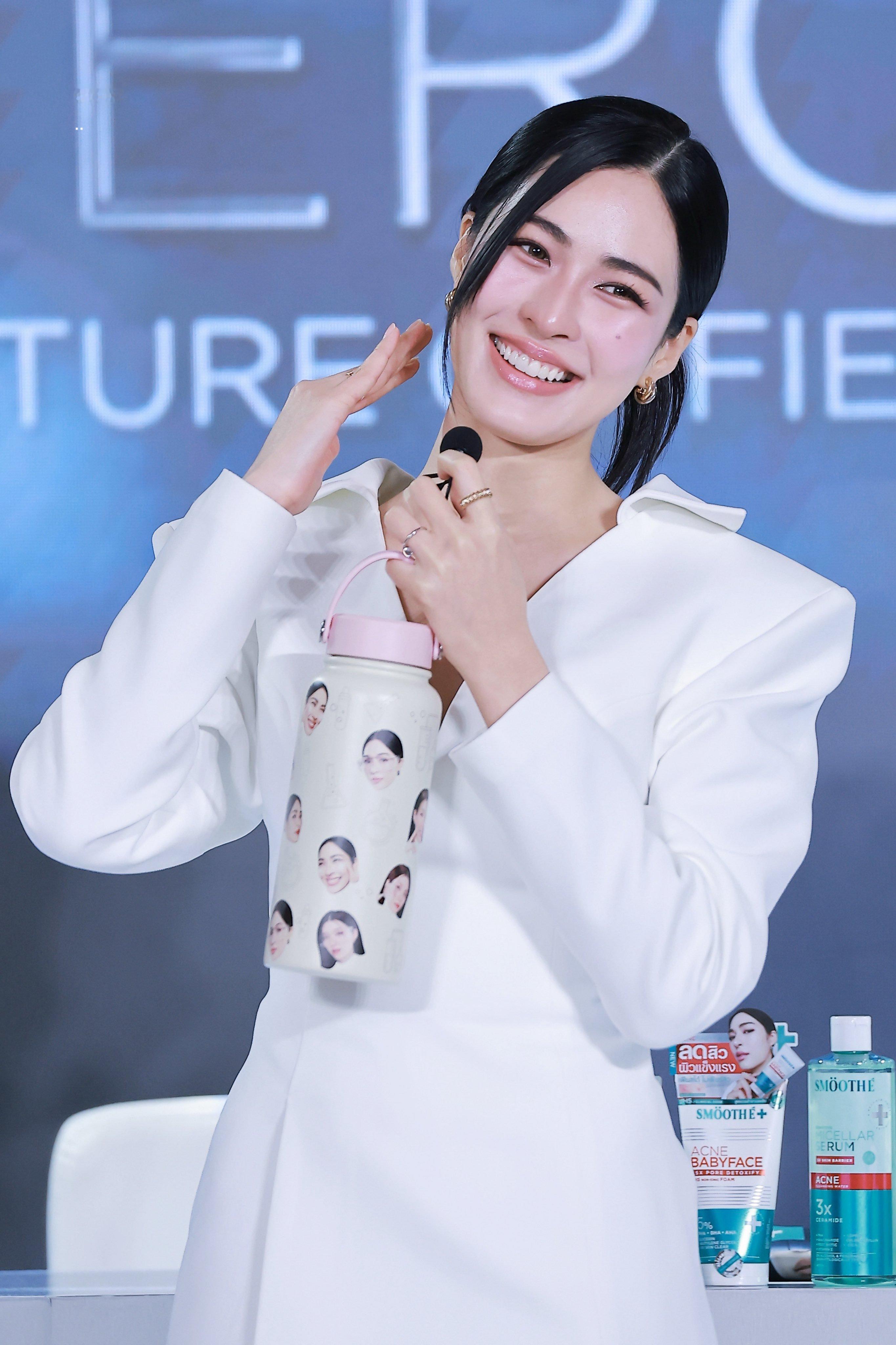 今天活动饭拍©️logo😻邝玲玲比亚迪泰国首位代言人 /邝玲玲  专栏 · 邝