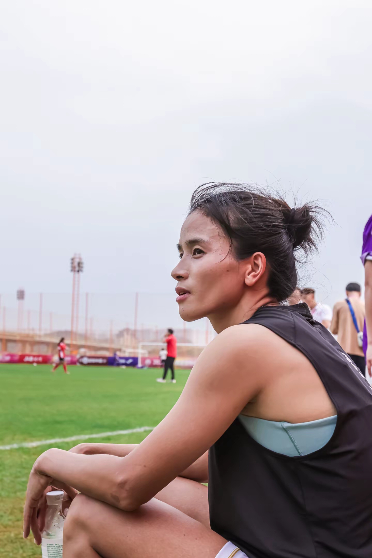 完全是高中时会暗恋的女足校队学姐 