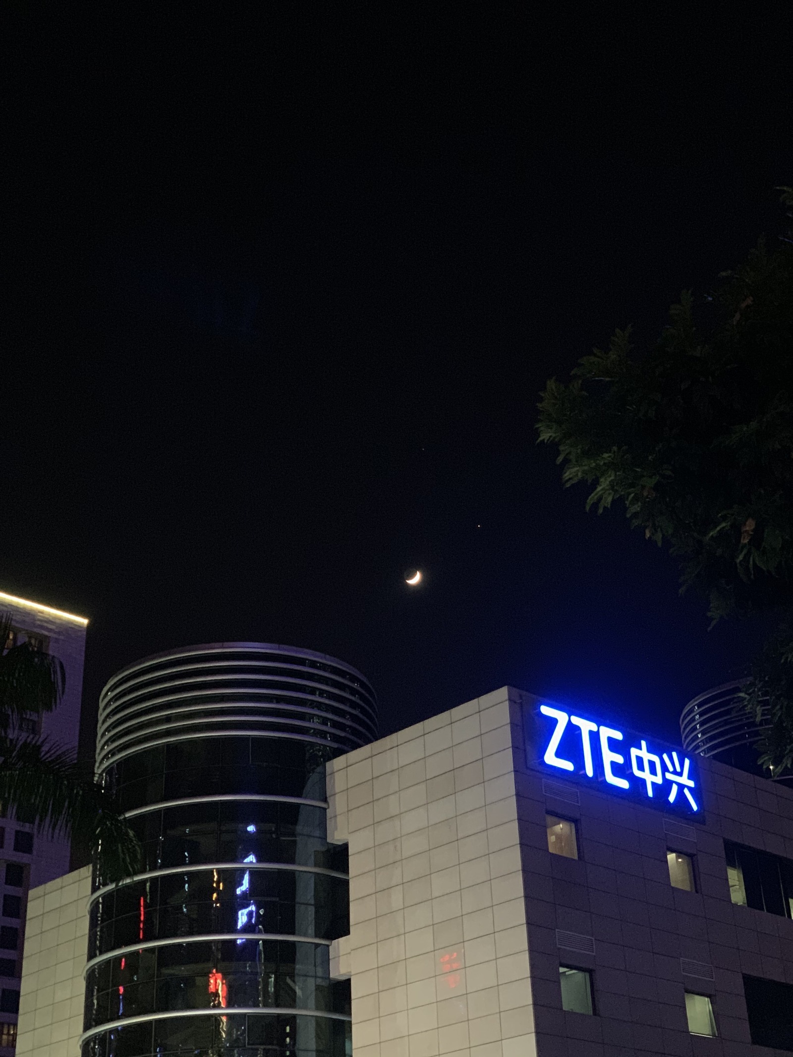 收工。月亮挂在两栋楼中间，细得跟指甲盖划的一道。今天从五万多张订单，看到七千九百
