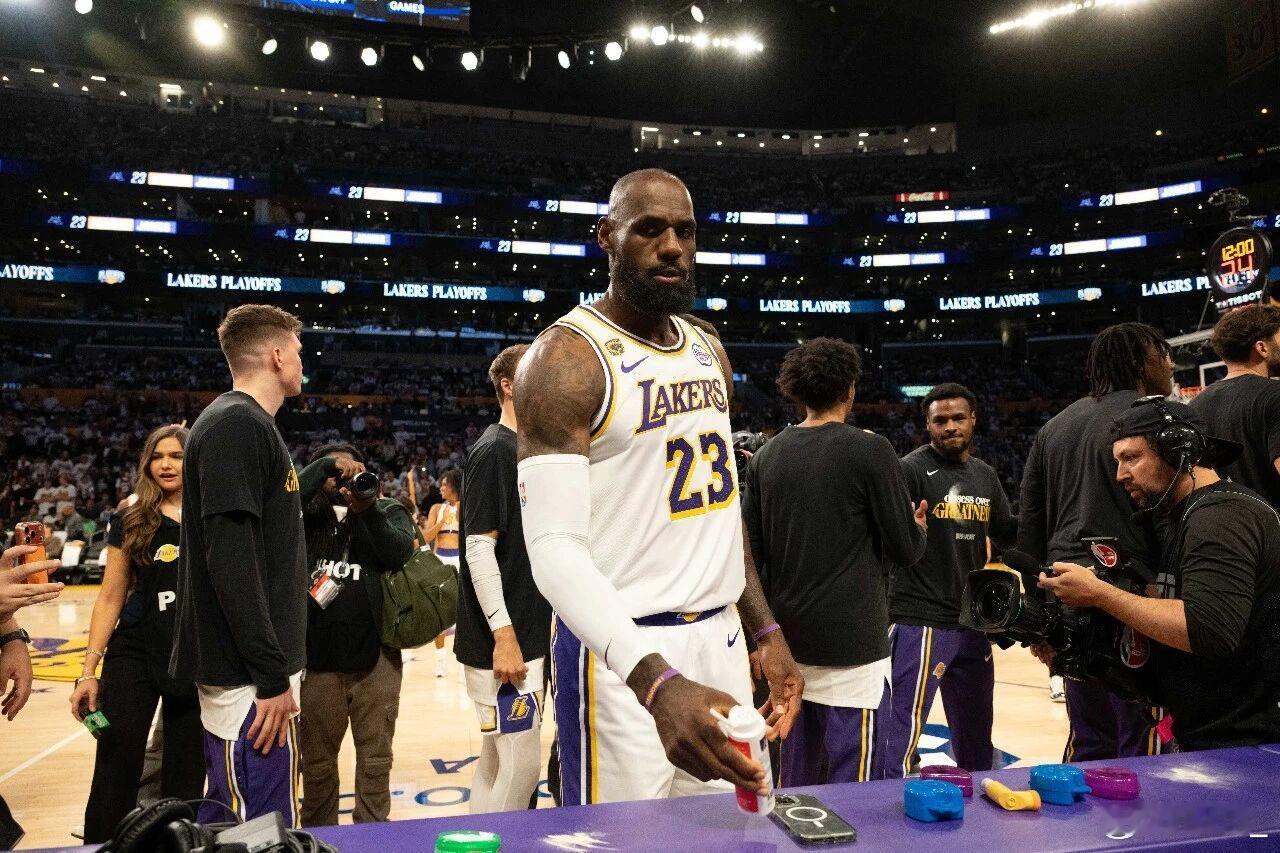 詹姆斯愿回湖人 但湖人必须向他展示他们想要他回归▼NBA詹姆斯 ESPN湖人随队