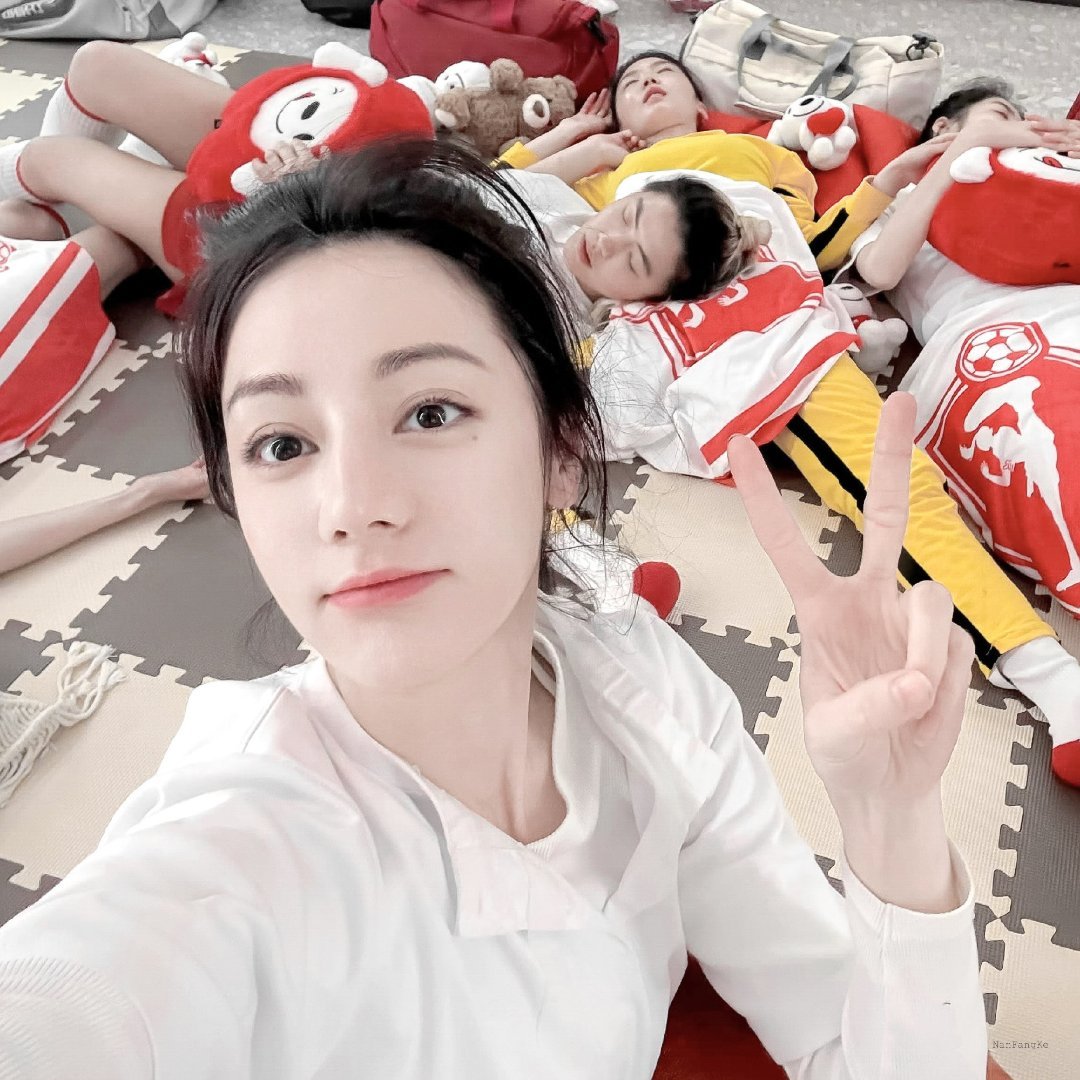 迪丽热巴晒和张小斐合照钰珑宝宝的自拍🤳请查收 