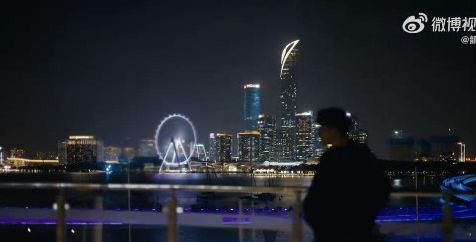 耳机是一个非常私密的东西很多心事会伴着耳边的旋律慢慢释怀，旁人没办法体会此刻的感