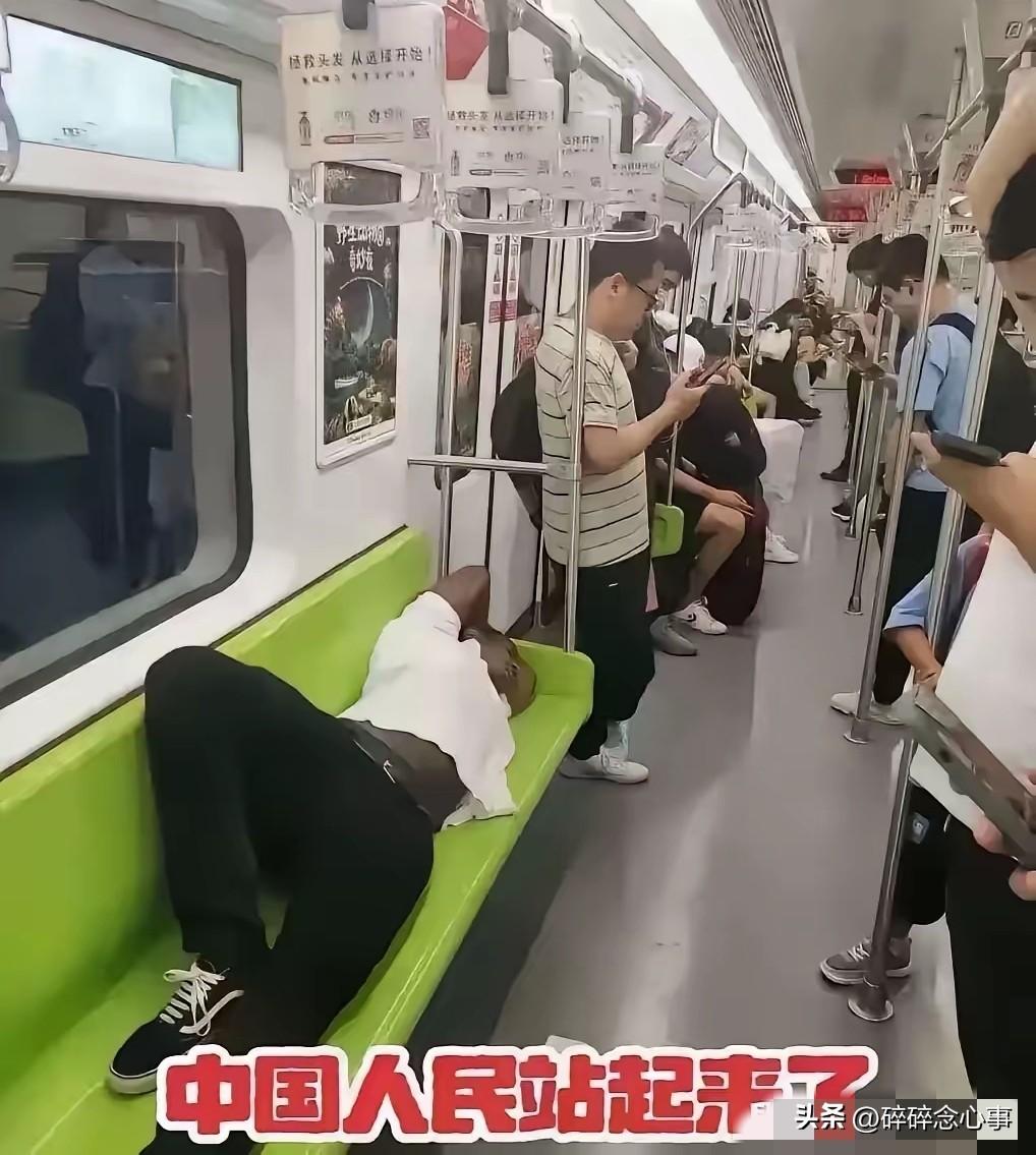 上海地铁这一幕太气愤！
咋就没人管呢？竟然还有人给配文？[发怒]
要我说
不能惯