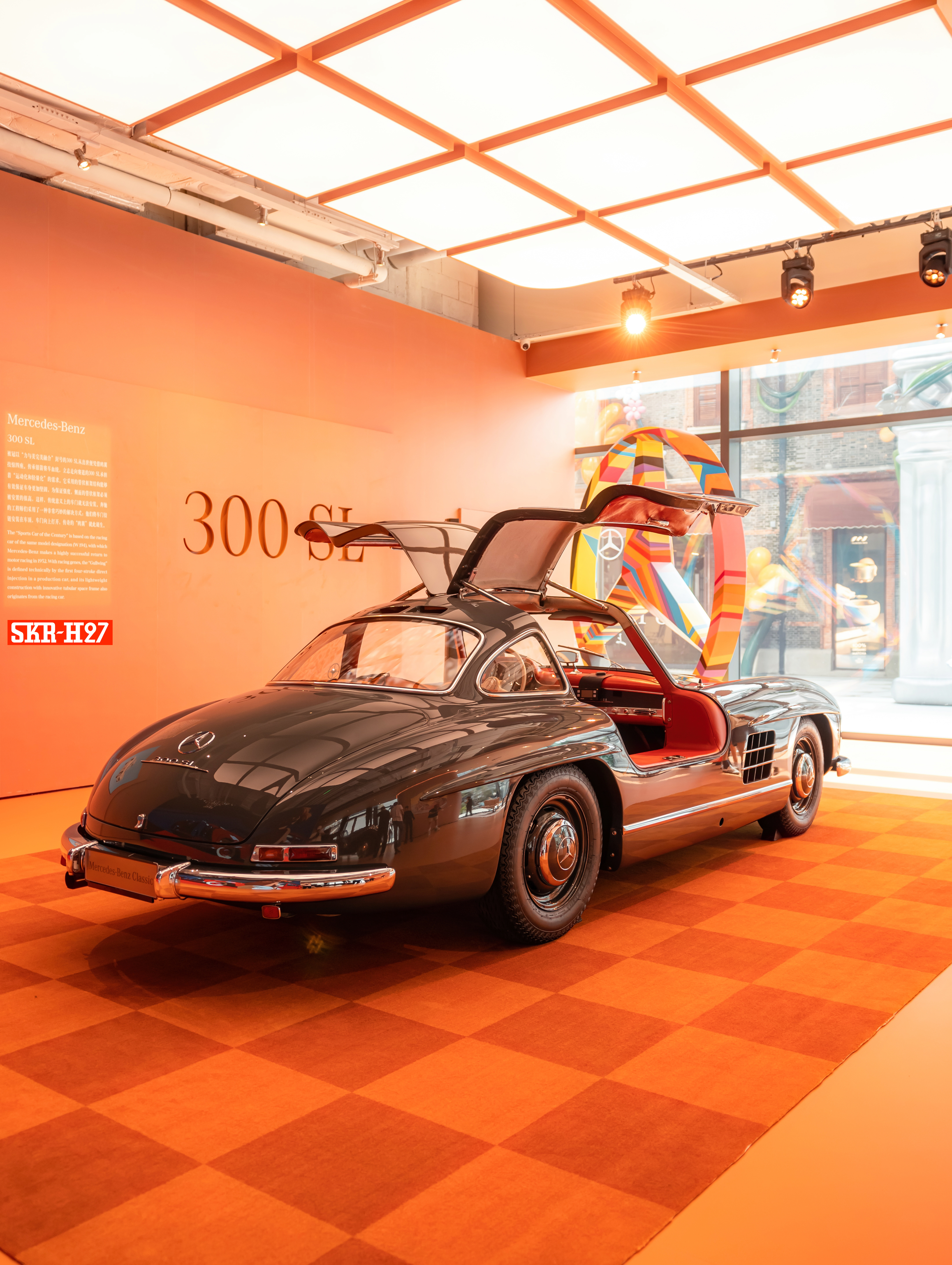 hao车摄奔驰140年梅赛德斯奔驰品牌空间 MB Studio SH丨向上开启的