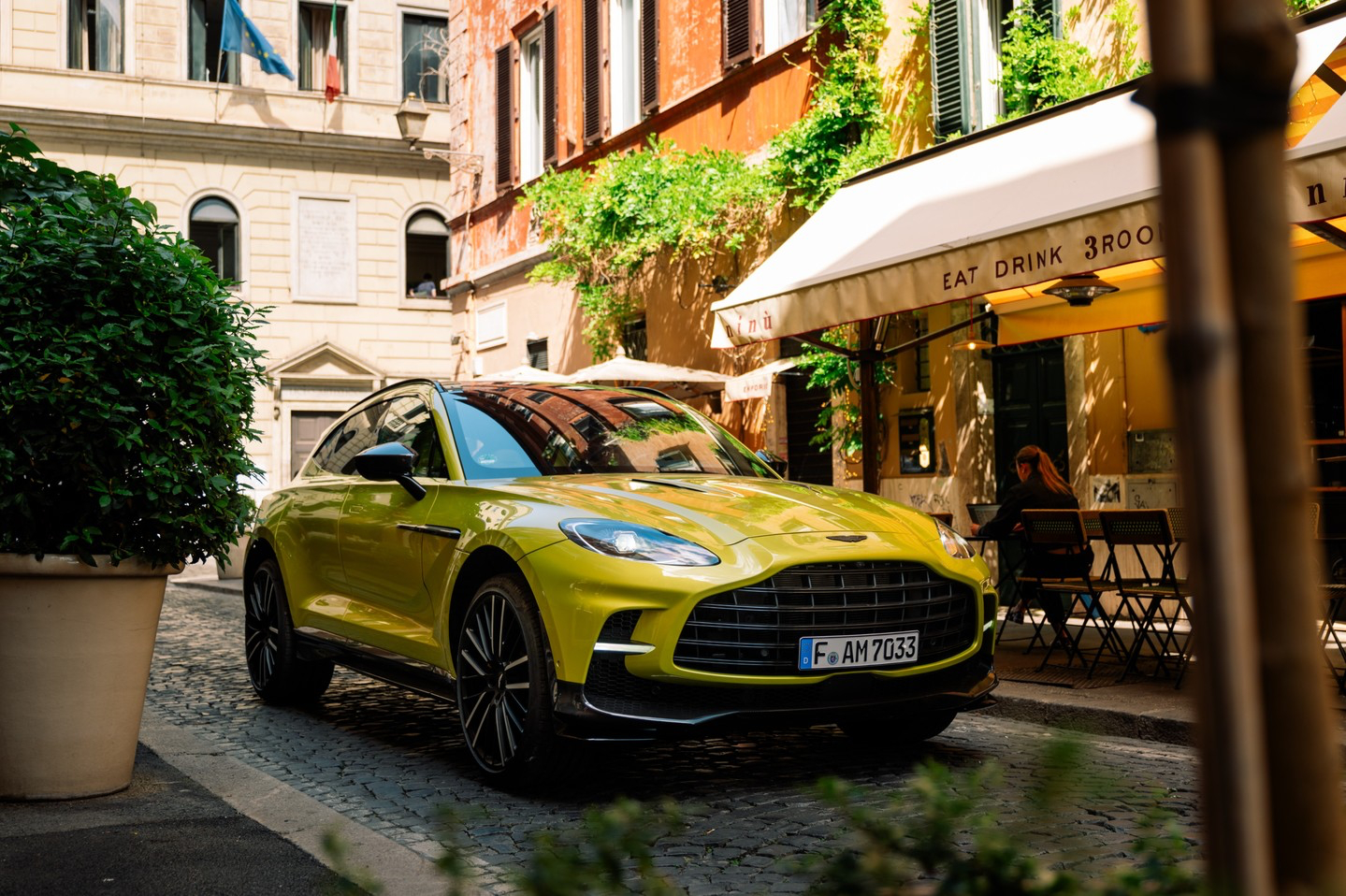 亮黄色的阿斯顿·马丁，辨识度好高！优雅从容，兼顾性能与舒适 